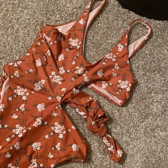 Super cute One piece swimsuit worn once perfect condition - Picture 4 of 5